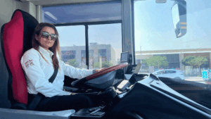 दुबईमा दुईतले बस हाँक्ने नेपाली महिला को हुन ?