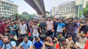 शेख हसिनाले देश छाडेपनि प्रदर्शनकारीको अस्वभाविक हर्कत रोकिएन