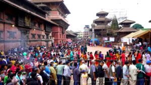 पाटनको कृष्ण मन्दिरमा दर्शनार्थीको घुइँचो (तस्विरहरु)