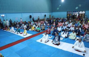 प्रधानमन्त्री ओली र रवि लामिछानेको एउटै थलोमा योगाभ्यास (फोटो फिचर)