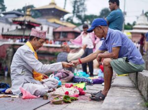 पाशुपत क्षेत्रमा जनै फेर्ने र डोरो बाँध्नेहरुको राैनक (फोटो फिचर)