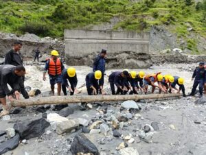 ८ जना तीर्थयात्री बगाएको खोलामा अस्थायी साँघु निर्माण