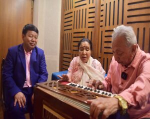 मोहन राईले पाए ९२ बर्षीया आशा भोसलेसँग गीत गाउने दुर्लभ अवसर
