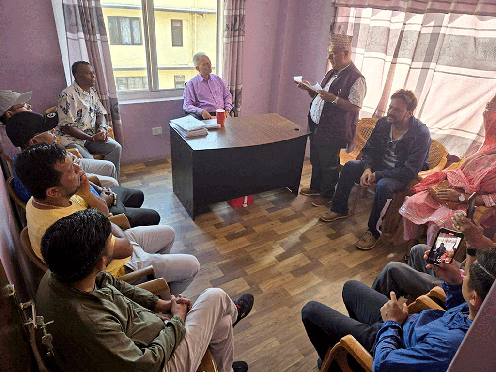 काठमाडाैँका नदी किनारका वासिन्दाकाे पक्षमा डा. बाबुराम भट्टराई