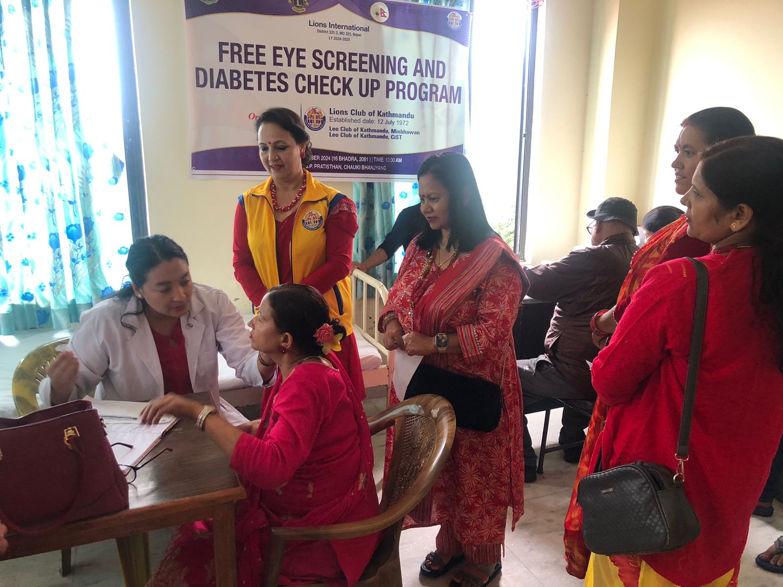 वृद्धवृद्धालाई लायन्स क्लव अफ काठमाडौंको दर र आँखा जाँच