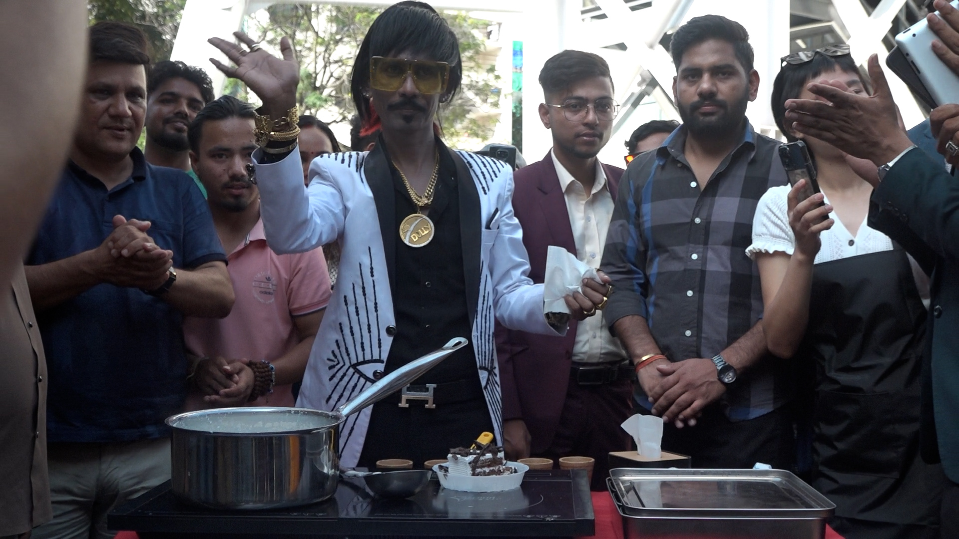 पर्वतीय उडान सकेर काठमाडौंको स्काइवाक आइपुगे ‘डली चायवाला’