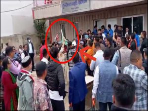 एमाले कार्यालयमा नाङ्गो खुकुरीको नाच, बैठकमै खुकुरी लिएर आएपछि…(भिडियोसहित)