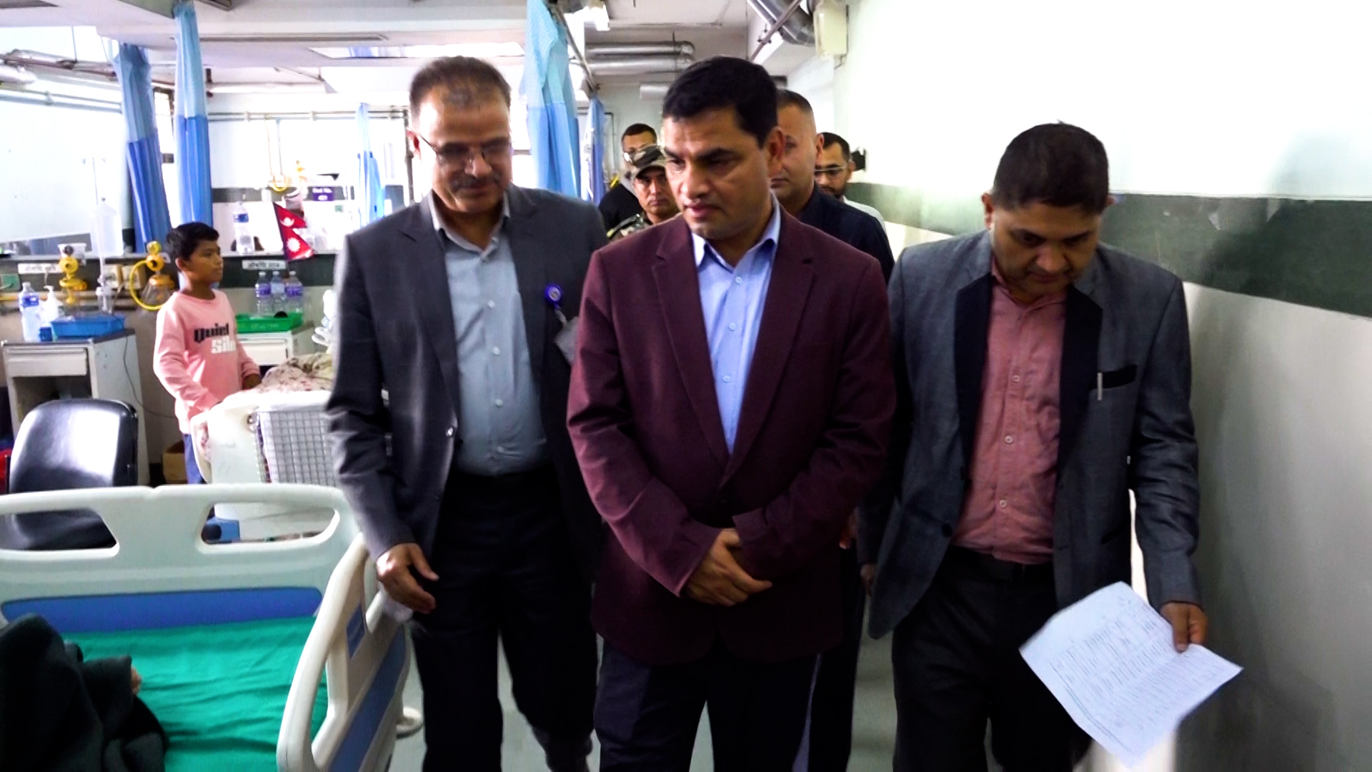 घाइतेहरुको स्वास्थ्य अवस्था बारे जानकारी लिन स्वास्थ्य मन्त्री वीर अस्पतालमा