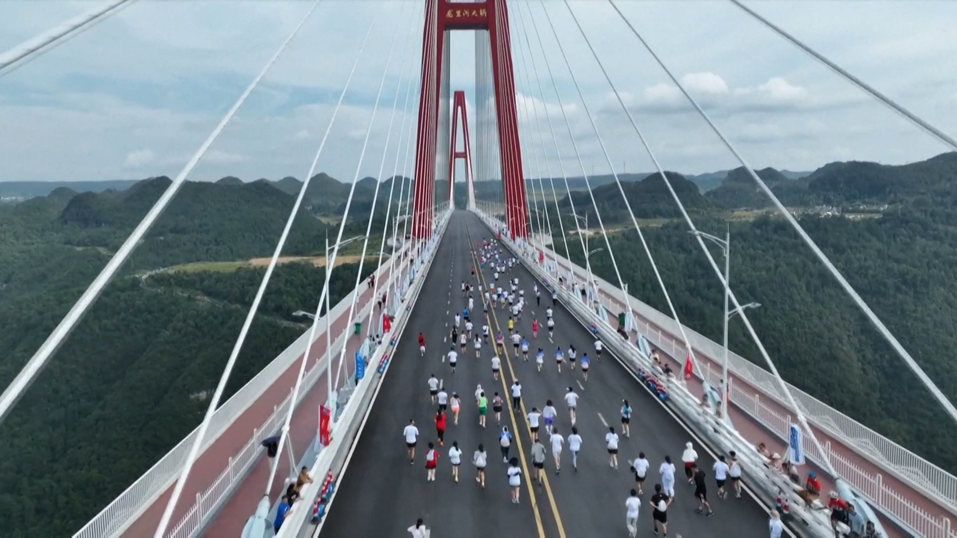 विश्वको सवैभन्दा अग्लो पुलमा पर्यटकको भीड