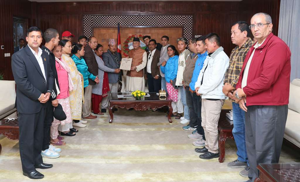 बाढीपहिरोमा परी ज्यान गुमाएका बाल फुटबल खेलाडीका परिवारका सदस्यले भेटे प्रधानमन्त्रीलाई