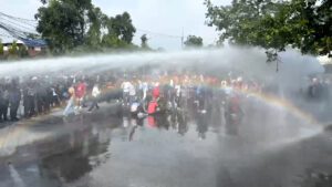 रास्वपाको प्रदर्शनले पोखरा तनावग्रस्त, प्रदर्शनकारीमाथि पानीको फोहोरा प्रहार (तस्बीरहरु)