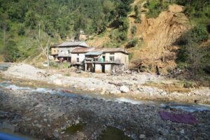 १५ तस्बिरमा, प्रकृतिको चोट भुलाउन नसकेको रोशी