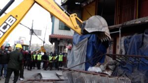 काठमाडौं महानगरले गौशाला क्षेत्रमा बनेका अवैध संरचनामा चलायो डोजर