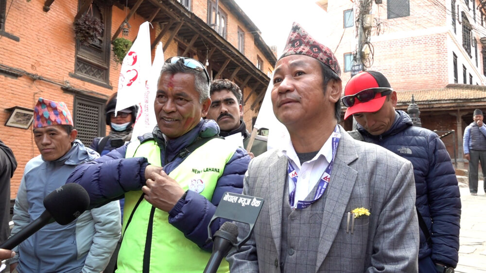 धरानका मेयर हर्क साम्पाङ कीर्तिपुरमा घरदैलो गर्दै