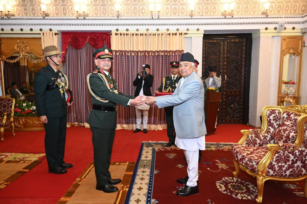 भारतीय स्थल सेनाध्यक्ष द्विवेदीलाई मानार्थ महारथीको दर्ज्यानी चिन्ह प्रदान