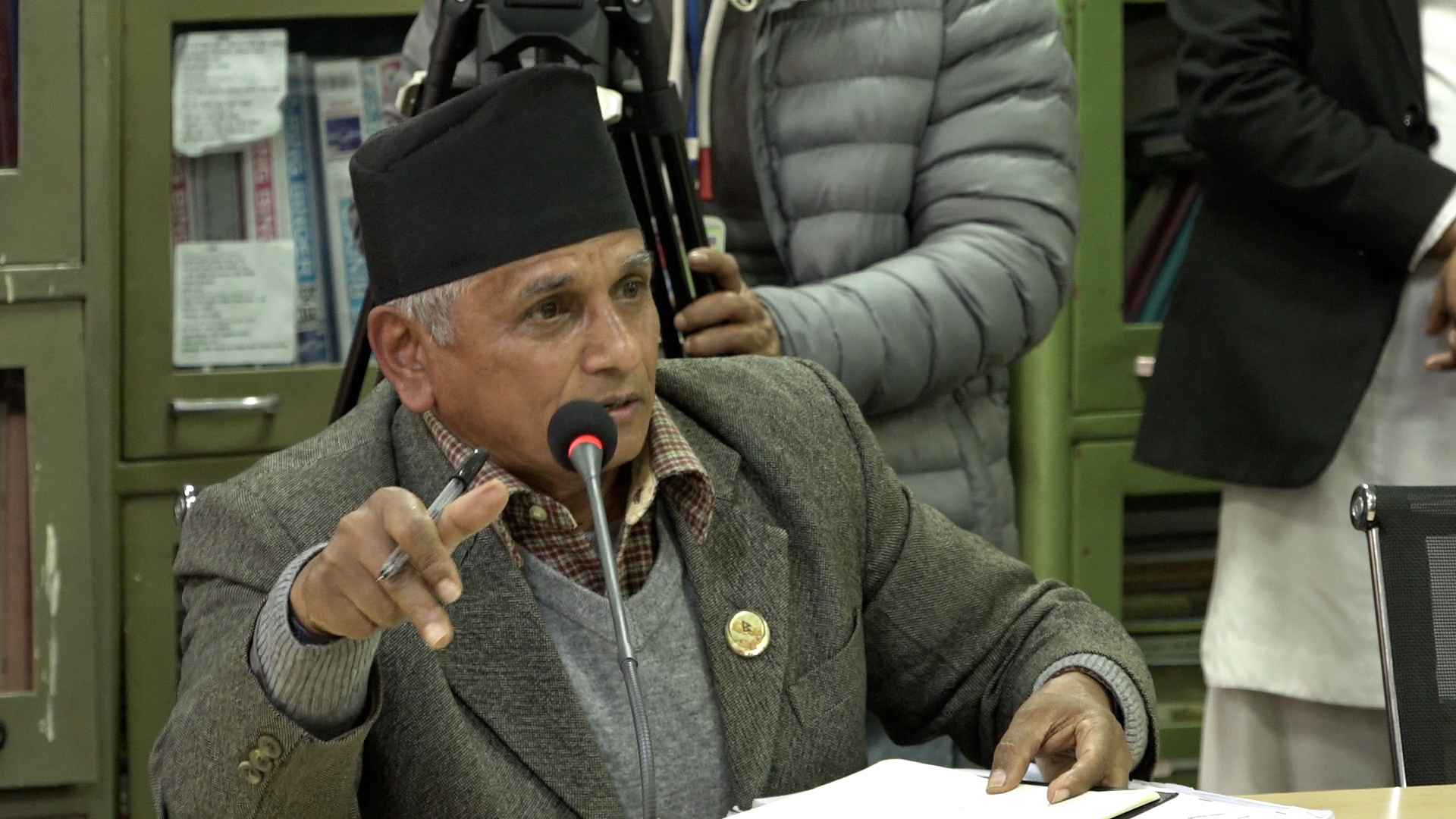 ‘मुख्य सचिव भइसकेकाहरूले दलको झोला बोक्ने हो ?’