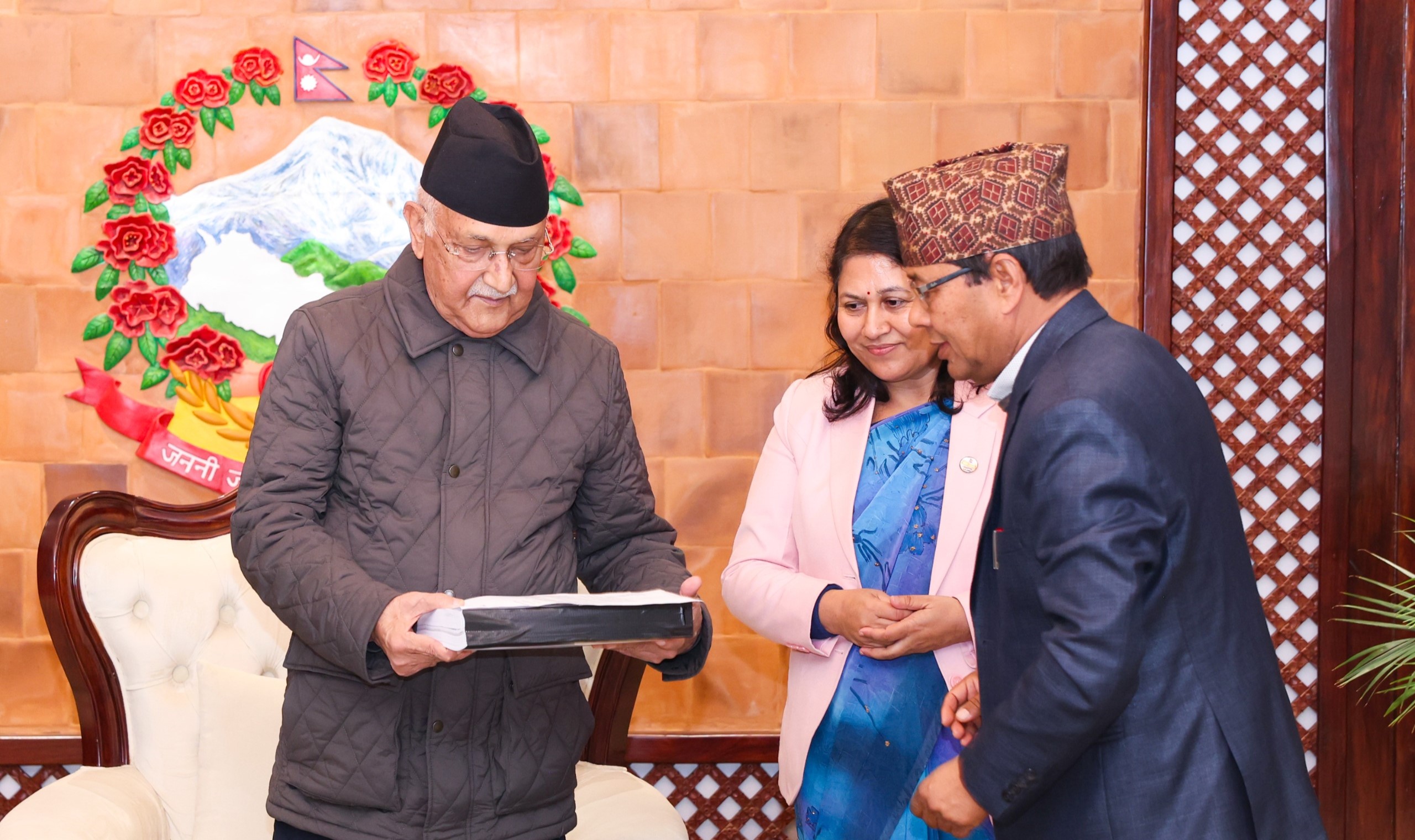 त्रिविको सम्पत्ति छानबिन आयोगद्वारा प्रधानमन्त्रीलाई प्रतिवेदन हस्तान्तरण