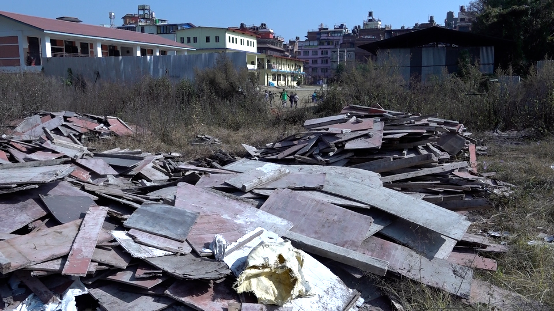 कन्स्ट्रक्सन कम्पनीले जग्गा खाली नगरेपछि कम्पनीको सामान जफत
