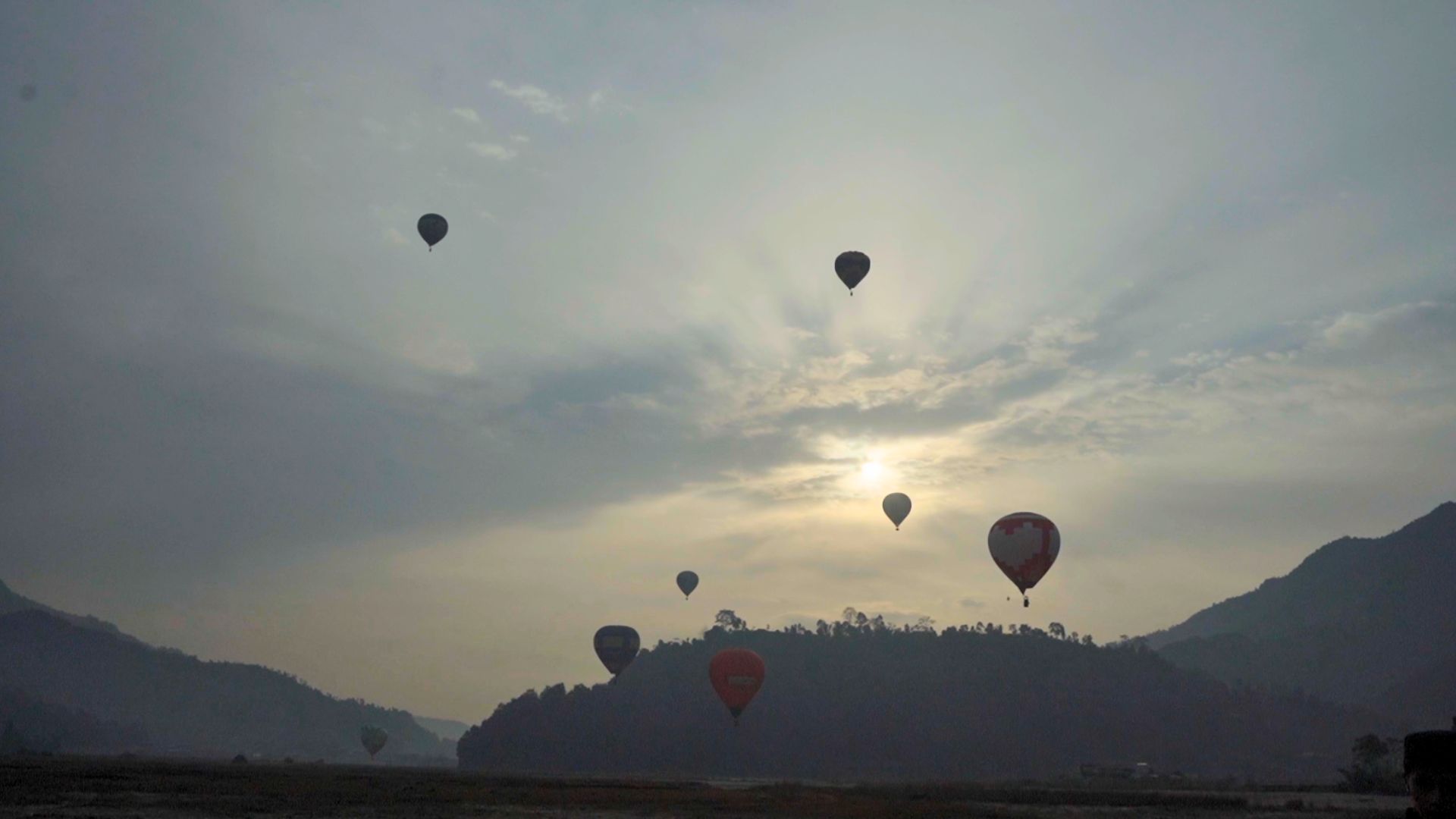 पोखरामा सुरु भयो बेलुन महोत्सव, २२ पाइलटले उडाए १५ वटा बेलुन