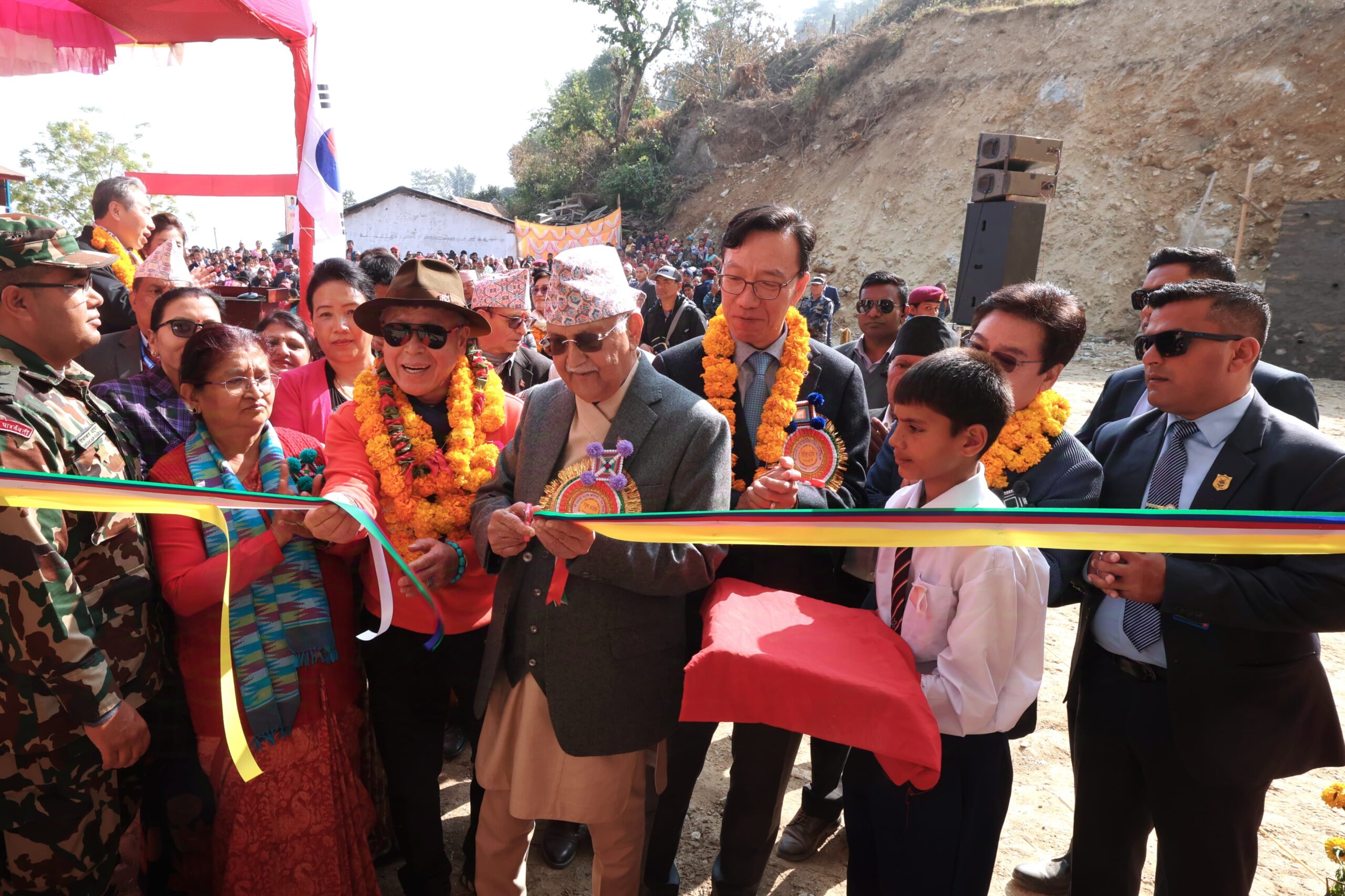 तेह्रथुम पुगेर प्रधानमन्त्री ओलीले गरे विद्यालयको भवन उद्घाटन