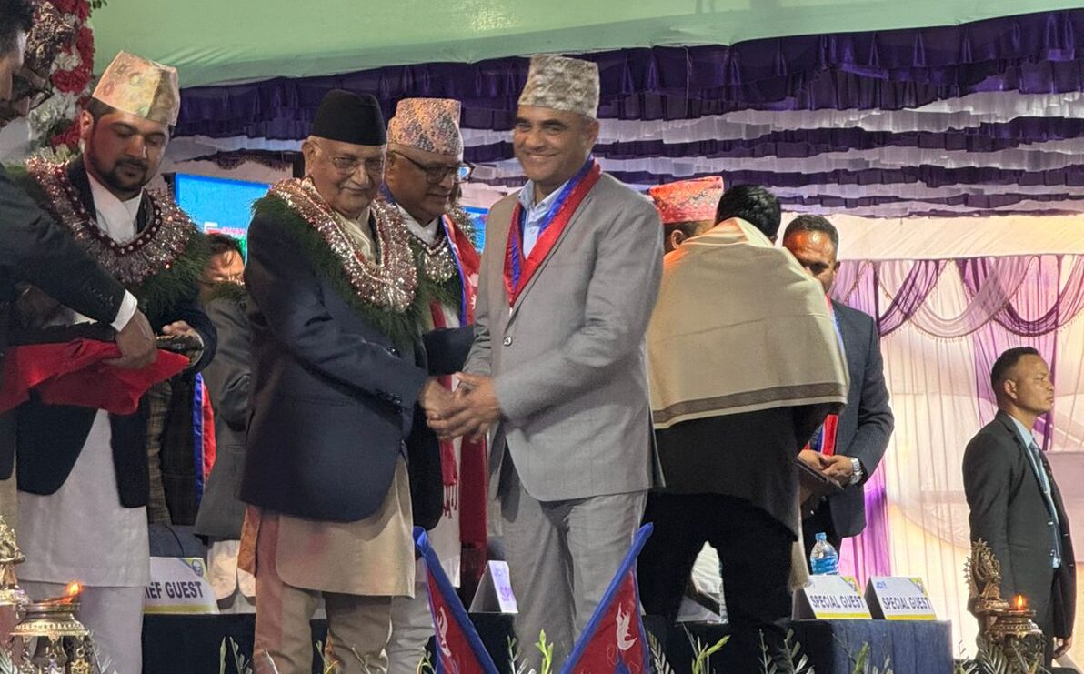 कांग्रेस नेता महरलाई नेपाल जेसीजको मानार्थ सदस्यता प्रदान