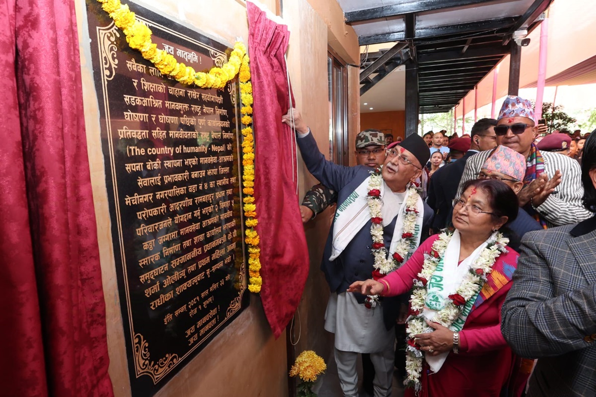 प्रधानमन्त्री ओली गृहजिल्लाको भ्रमणमा व्यस्त, मानव सेवा आश्रमलाई १ महिनाको तलव दिने घोषणा