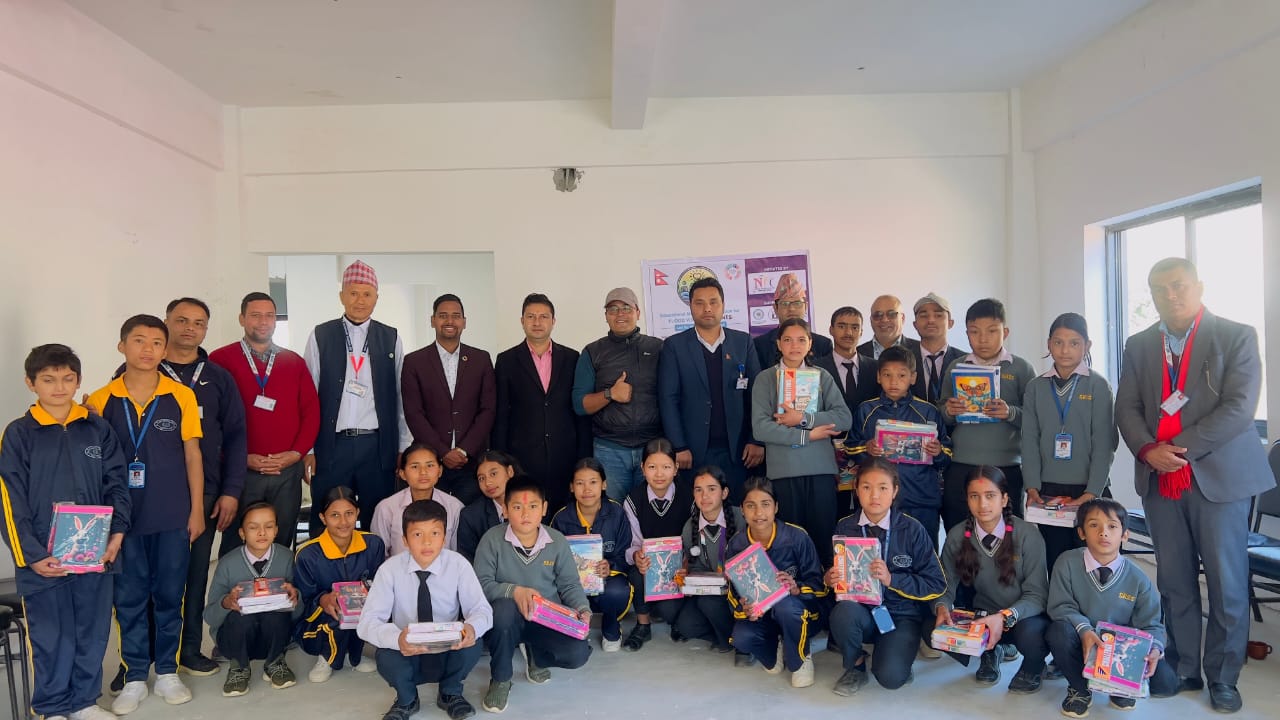 नेपाल युवा परिषद्द्वारा रोशी बाढीपीडित विद्यार्थीलाई शैक्षिक सामाग्रीहरू वितरण