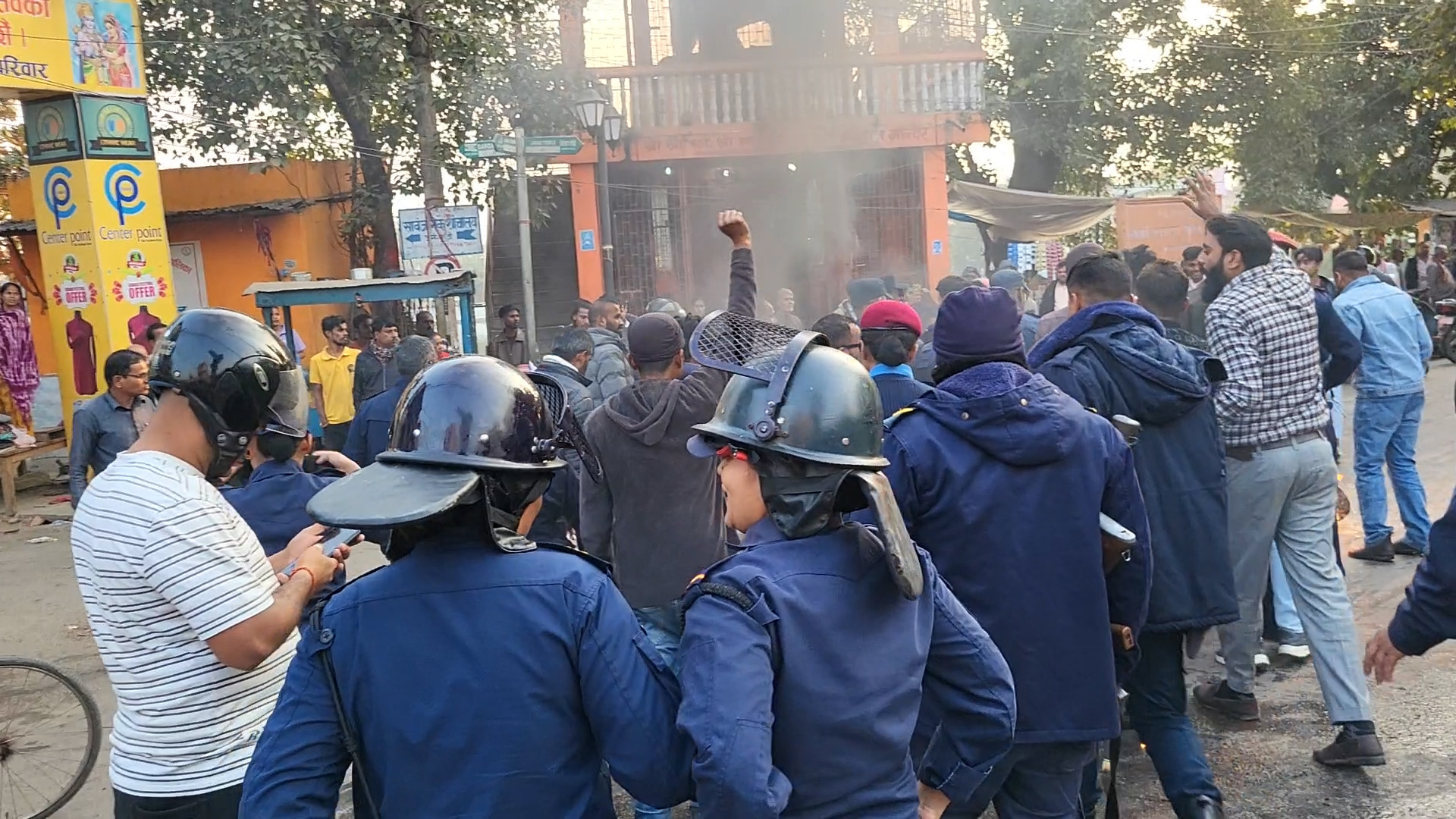 धनुषा प्रहरीविरुद्ध युवाहरूले गरे टायर बालेर प्रदर्शन