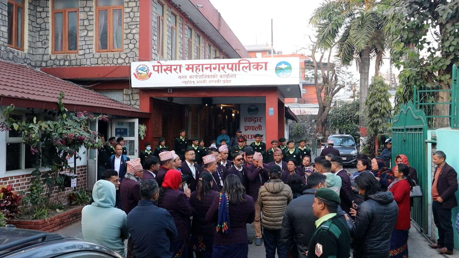 नेपाली कांग्रेस पक्षीय नगर सभासदले पोखरा महानगरको कार्यालयमा तालाबन्दी गरे