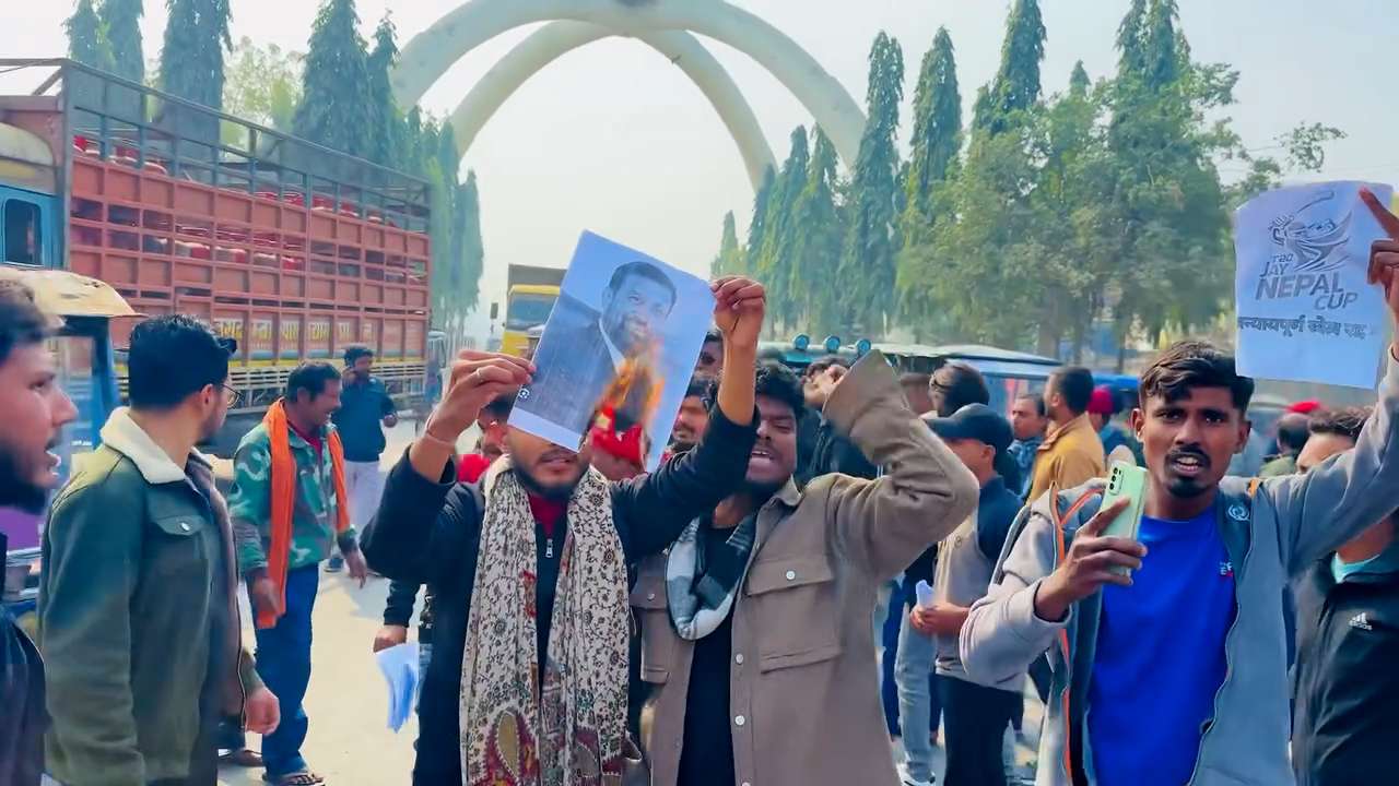 राजर्षि जनक विश्वविद्यालयका विद्यार्थीहरुले गरे देउवा र निधीको पुत्ला दहन