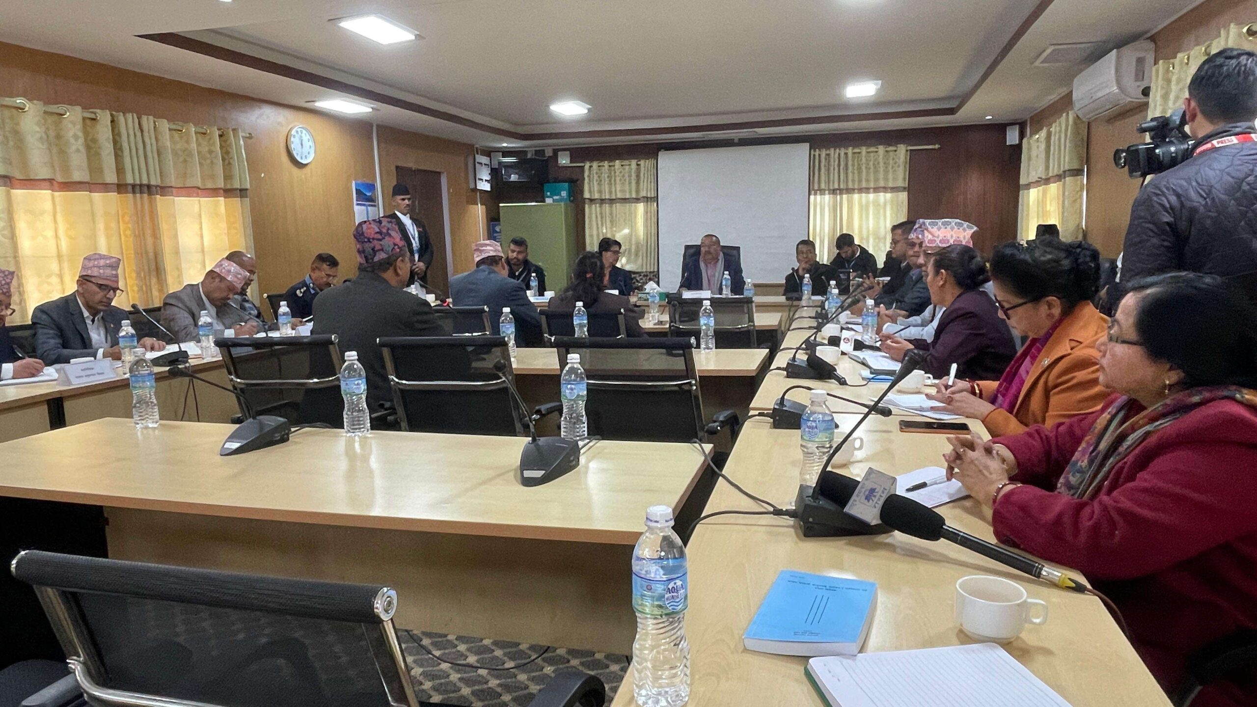 समग्र प्रशासन चुहावट रहित छैन : सचिव घिमिरे समग्र प्रशासन चुहावट रहित छैन : सचिव घिमिरे