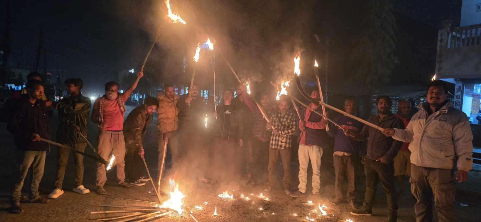 गाउँ ब्लक जग्गाको समस्या समाधानको माग गर्दै लहानमा मसाल जुलुस प्रदर्शन