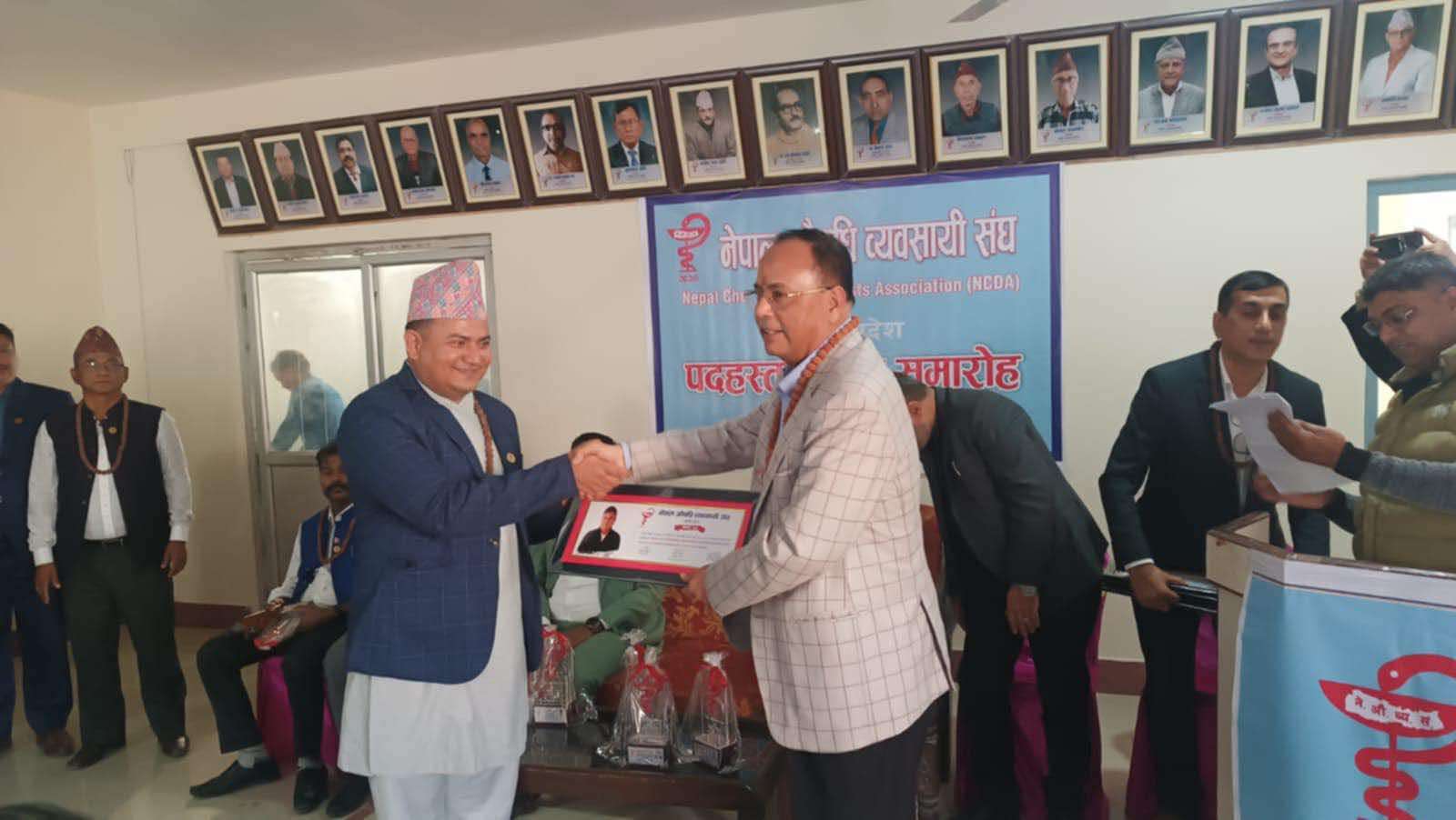 कोशी प्रदेश औषधी व्यसायी संघमा नवनिर्वाचित धनराज काफ्लेको टिमद्वारा पदभार ग्रहण