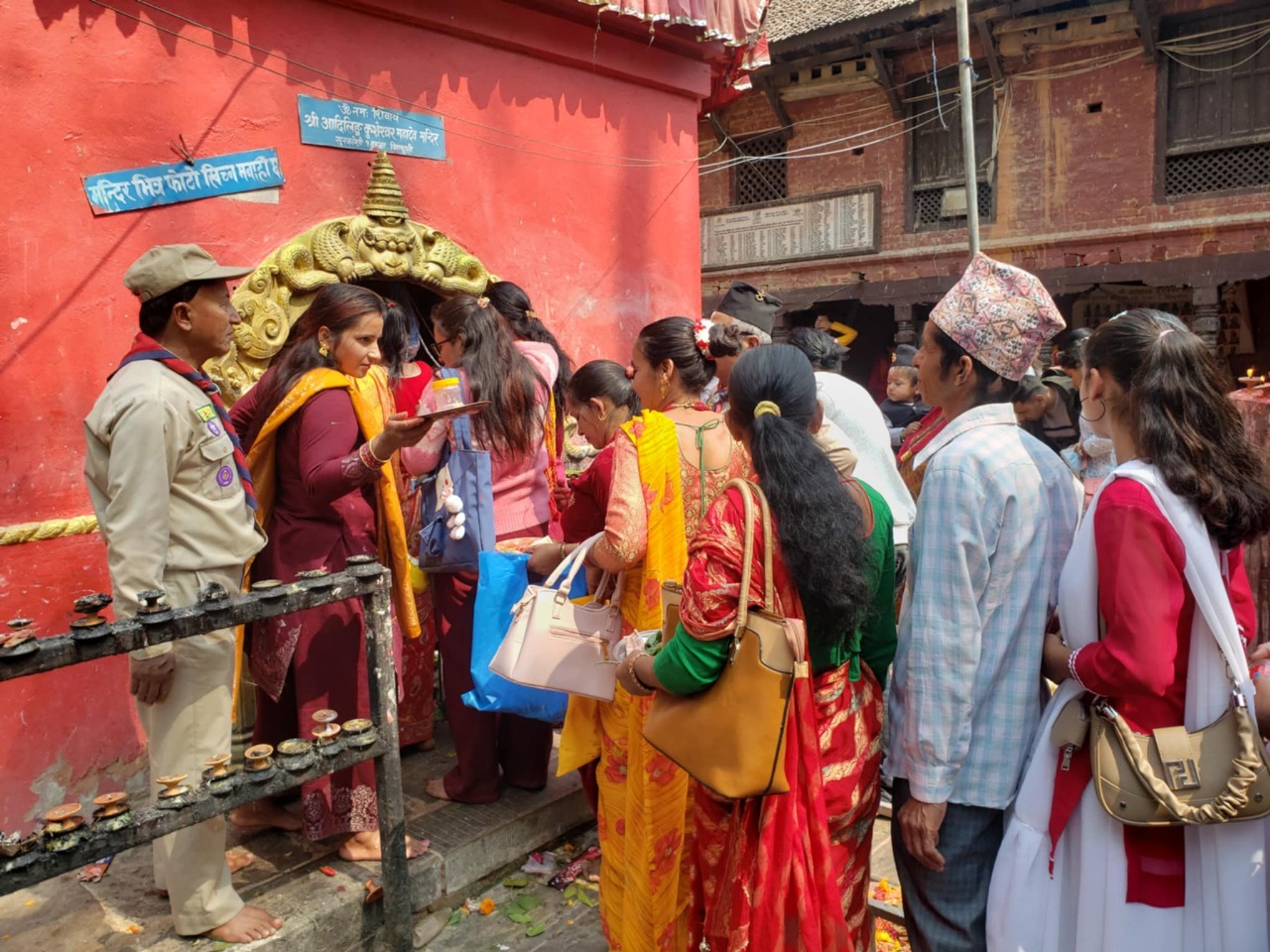आदिर्लिङ्ग कुशेश्वर महादेव मन्दिरमा महाशिवरात्रिको दर्शन गर्नेको घुइँचो