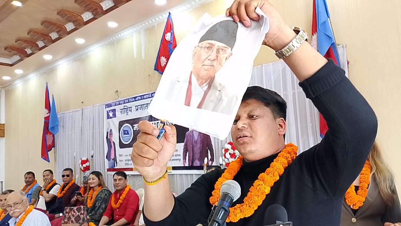 हेटौँडामा प्रचण्डको तस्बिर जलाइयो