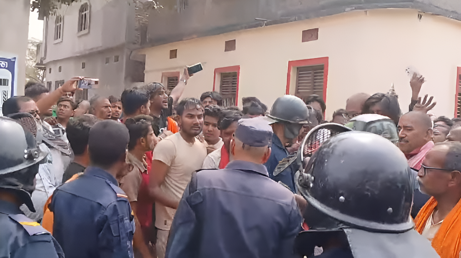 धनुषाको सबैलामा झडप, प्रहरीले चलायो अश्रुग्याँस