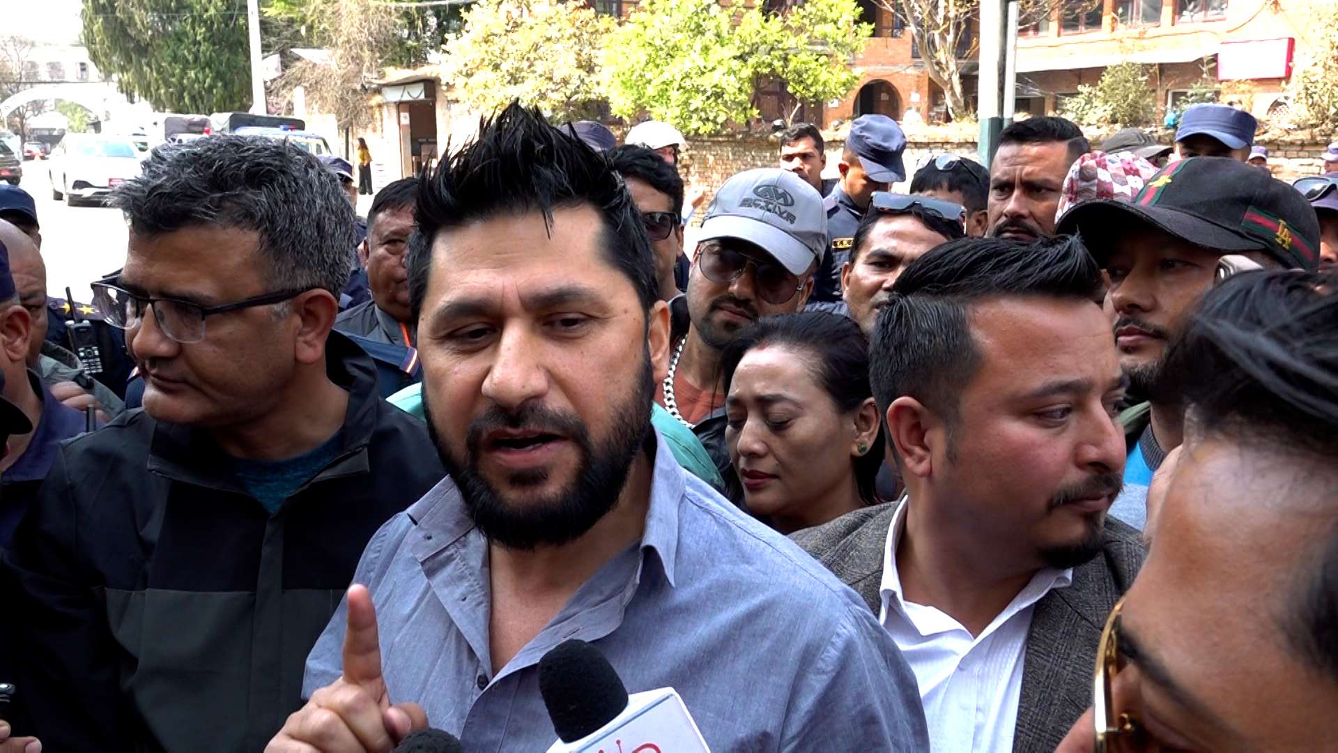 नाङ्गिएको सरकारको लाज छोप्न अदालत धाइरहेको छु : रवि लामिछाने