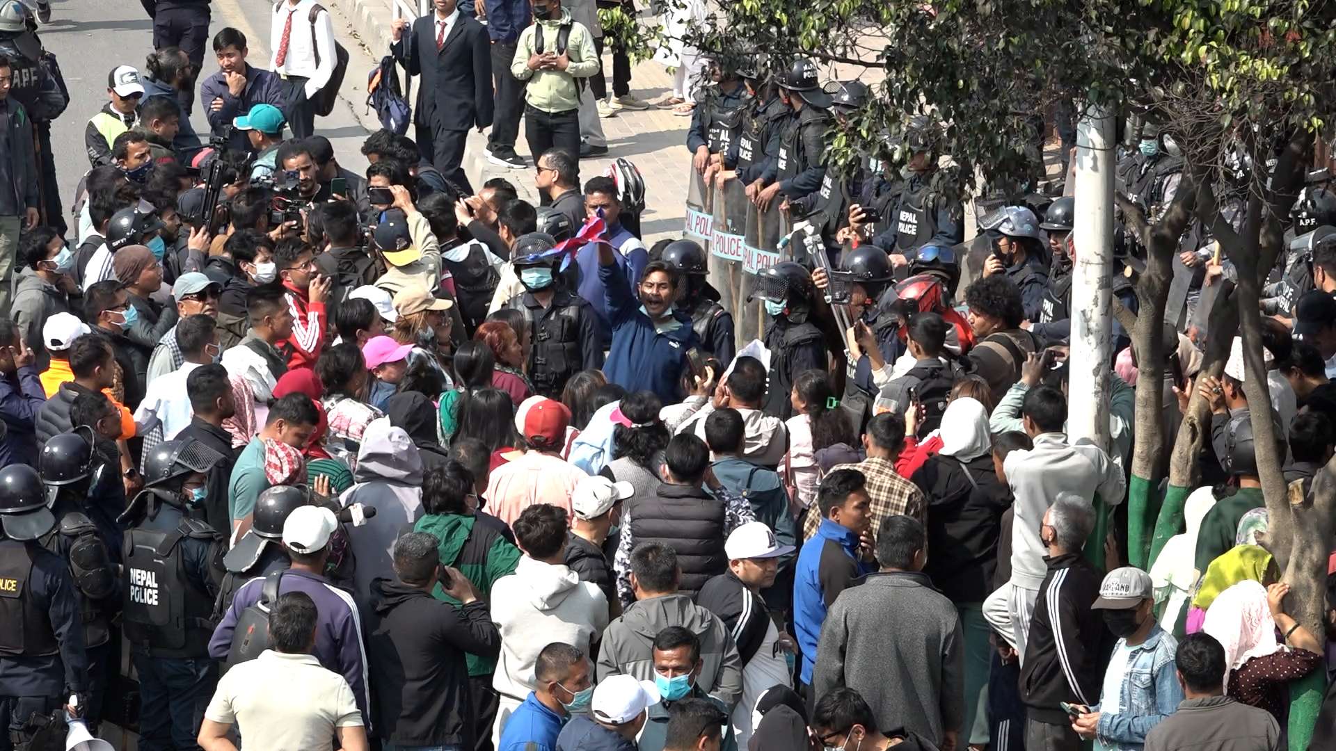 विद्युत प्राधिकरण अगाडि कुलमानका समर्थकहरूले गरे प्रदर्शन