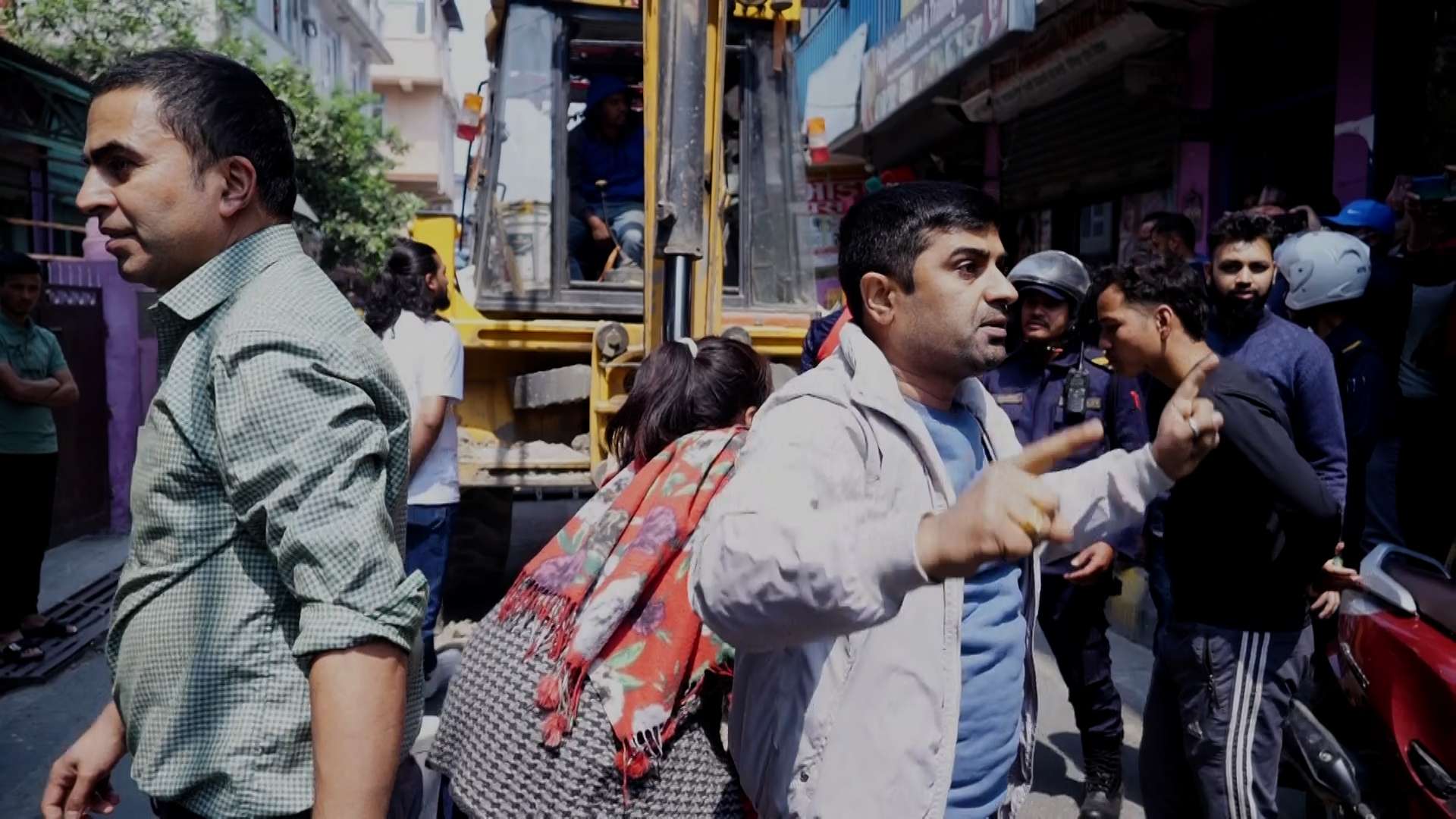 एकता मार्गमा अतिक्रमणगरी बनाइएका संरचना भत्काउन खोज्दा स्थानीयको अवरोध