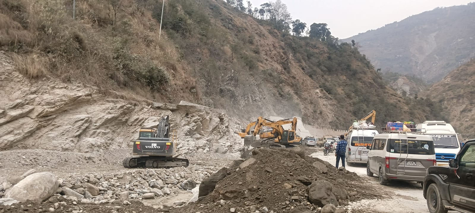 बिपी मार्गको अस्थायी मर्मत कार्य तीव्र, रोशीखोला क्षेत्र प्राथमिकतामा