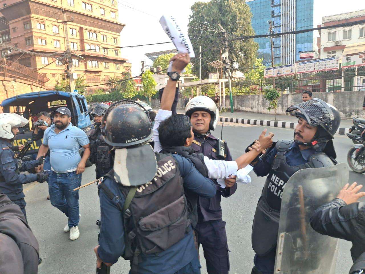 कुलमानको समर्थनमा सिंहदरबार अगाडि प्रदर्शन, १२ जना पक्राउ