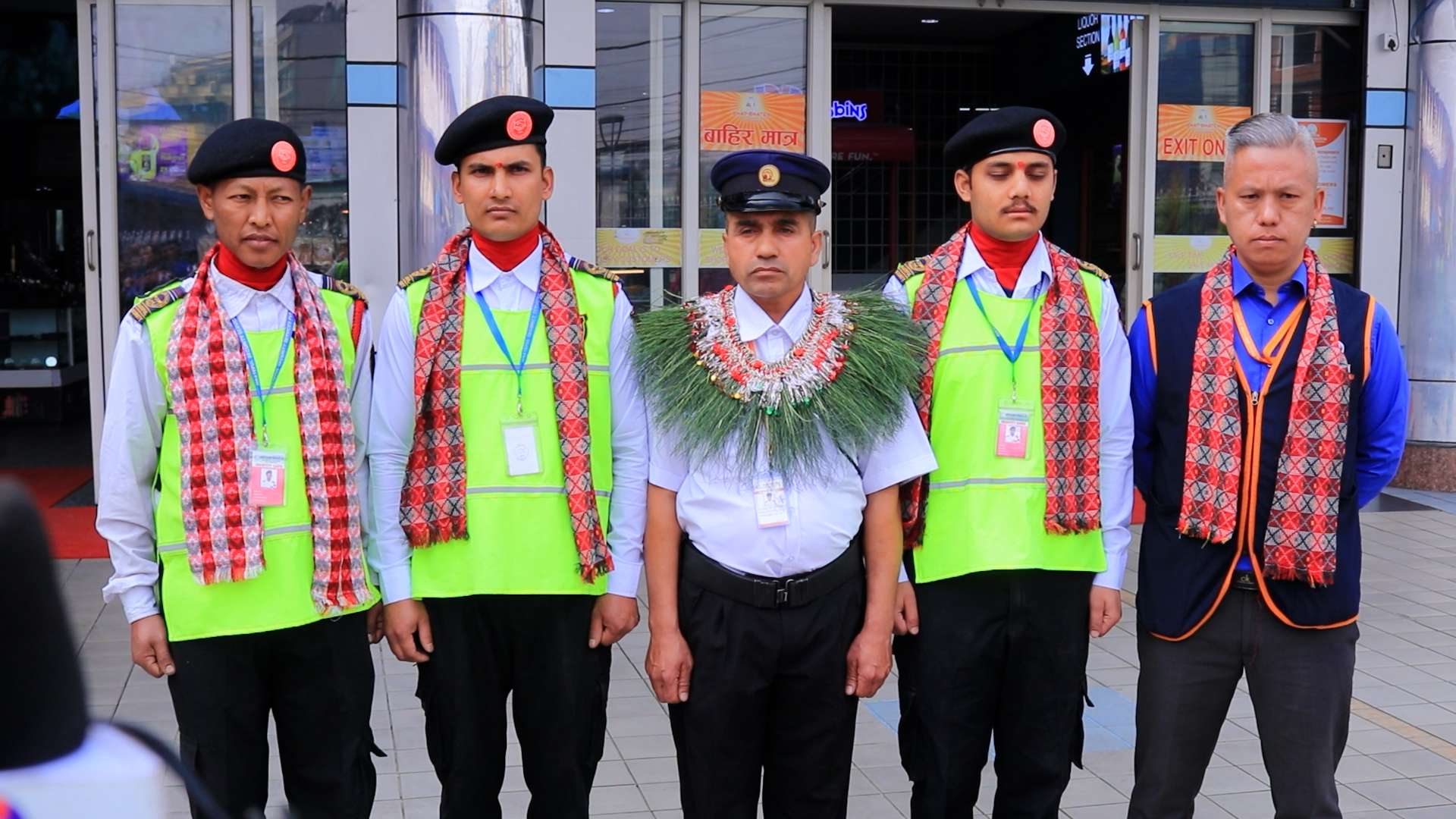 भाटभटेनीको तोडफोडमा प्रतिकार गर्ने सुरक्षाकर्मी ५ लाख नगद र पाँच ग्रेड बढुवासहित सम्मानित