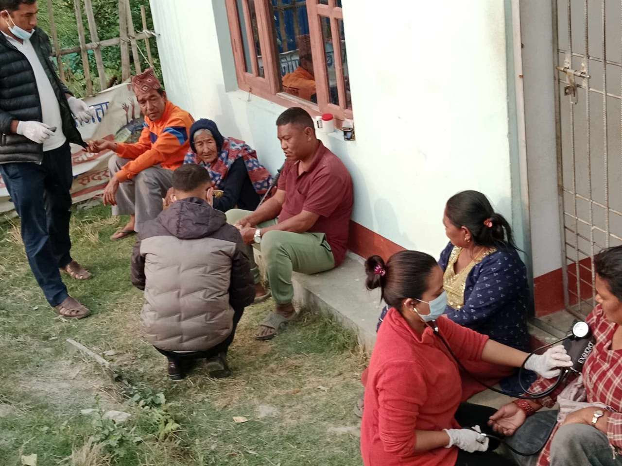 रामेछाप आयुर्वेद चिकित्सालय : घर–घर जाँदै, नसर्ने रोगका बिरामी पहिचान गर्दै