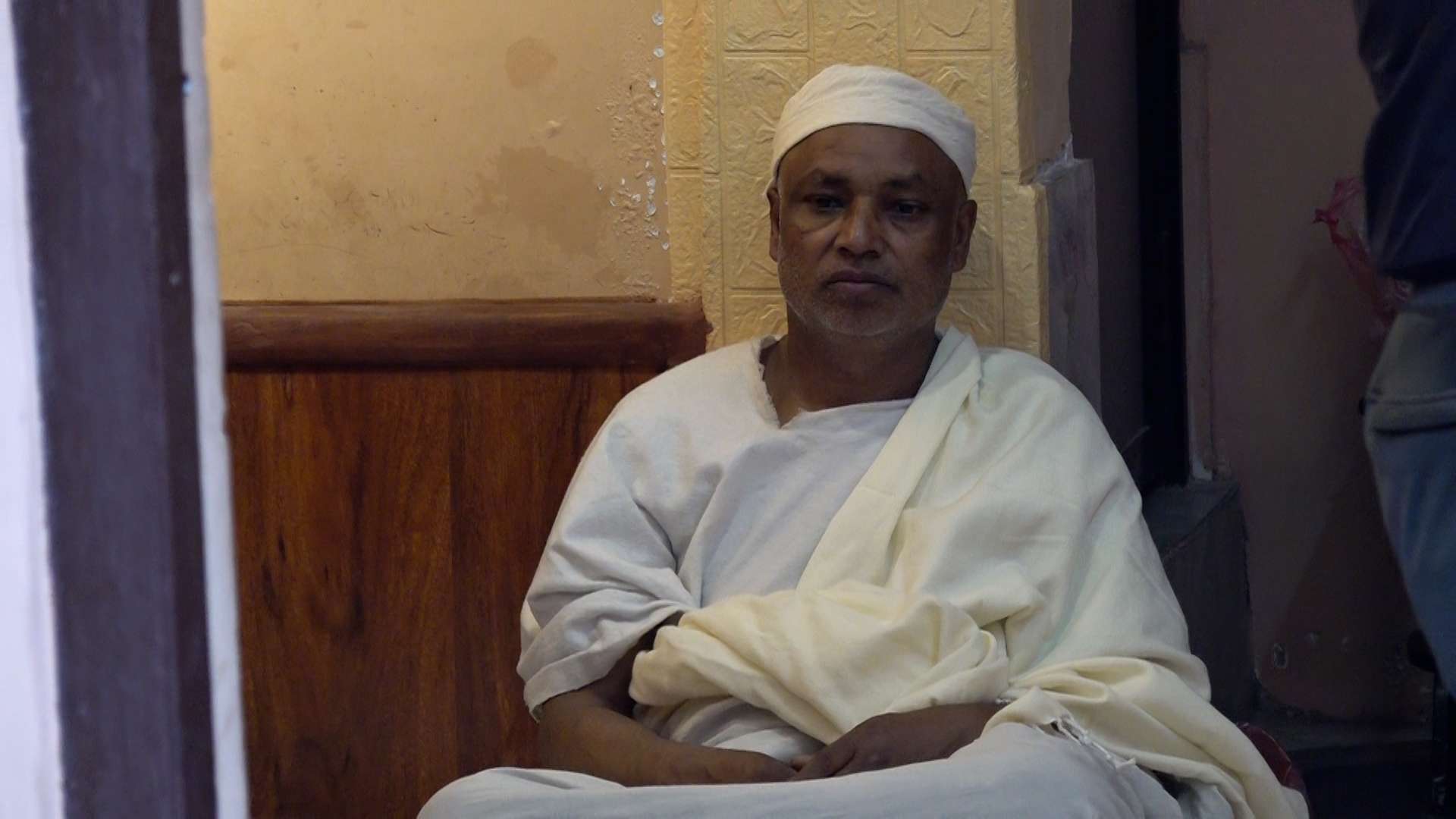 पत्रकार सुरेश रजकको निवासमा शुभेच्छुक र विशिष्टहरुको भीड