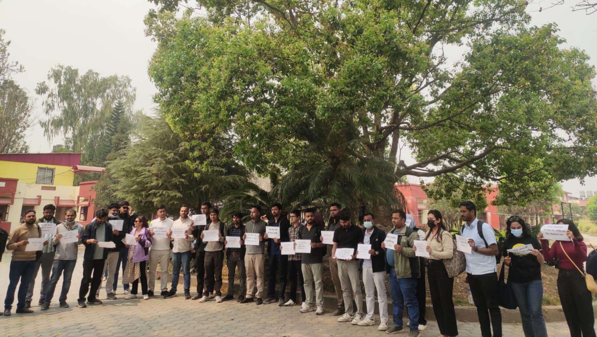 विद्यार्थीहरूले घेरे चिकित्सा शिक्षा आयोग, सिट घटाउने निर्णयप्रति आक्रोश