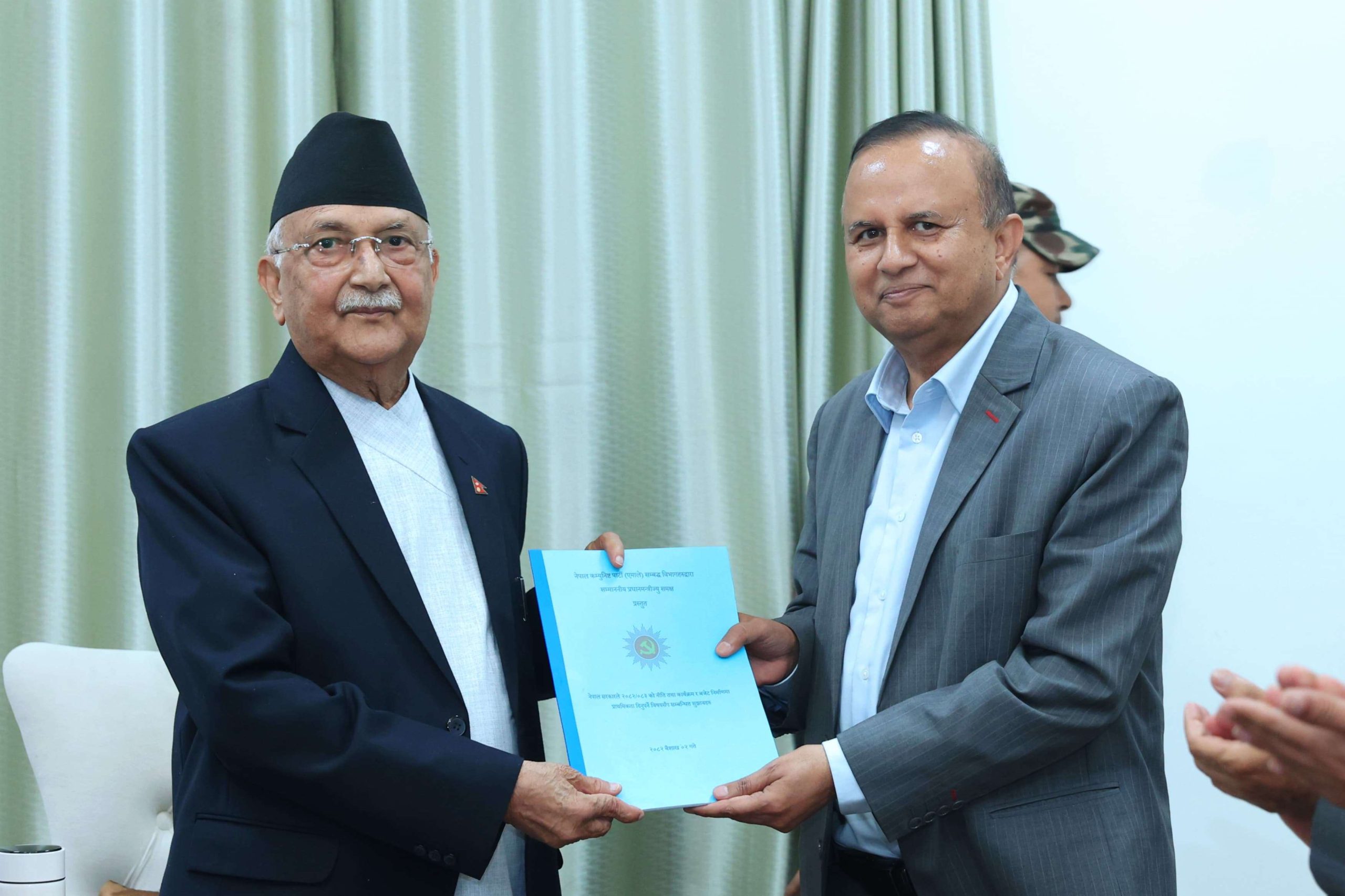 प्रधानमन्त्रीसमक्ष आगामी नीति तथा कार्यक्रमका लागि एमालेको सुझाव हस्तान्तरण