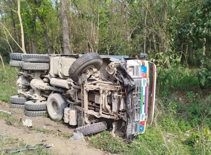 बारामा कार र ट्रिपर ठोक्किदा दुईको मृत्यु