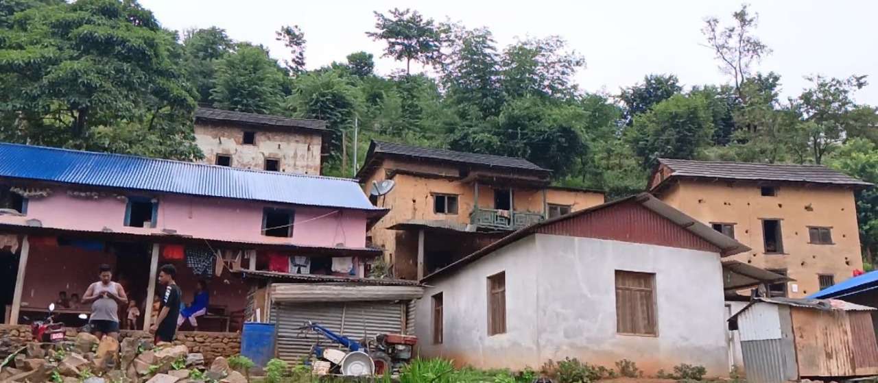 विनाशकारी भूकम्पको पीडा बिर्सँदै, पूरानै असुरक्षित घरमा बस्दै