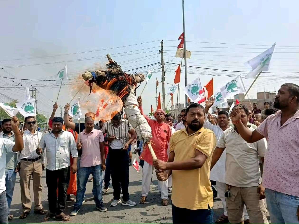 धनुषामा राजेन्द्र लिङ्देनको पुतला दहन