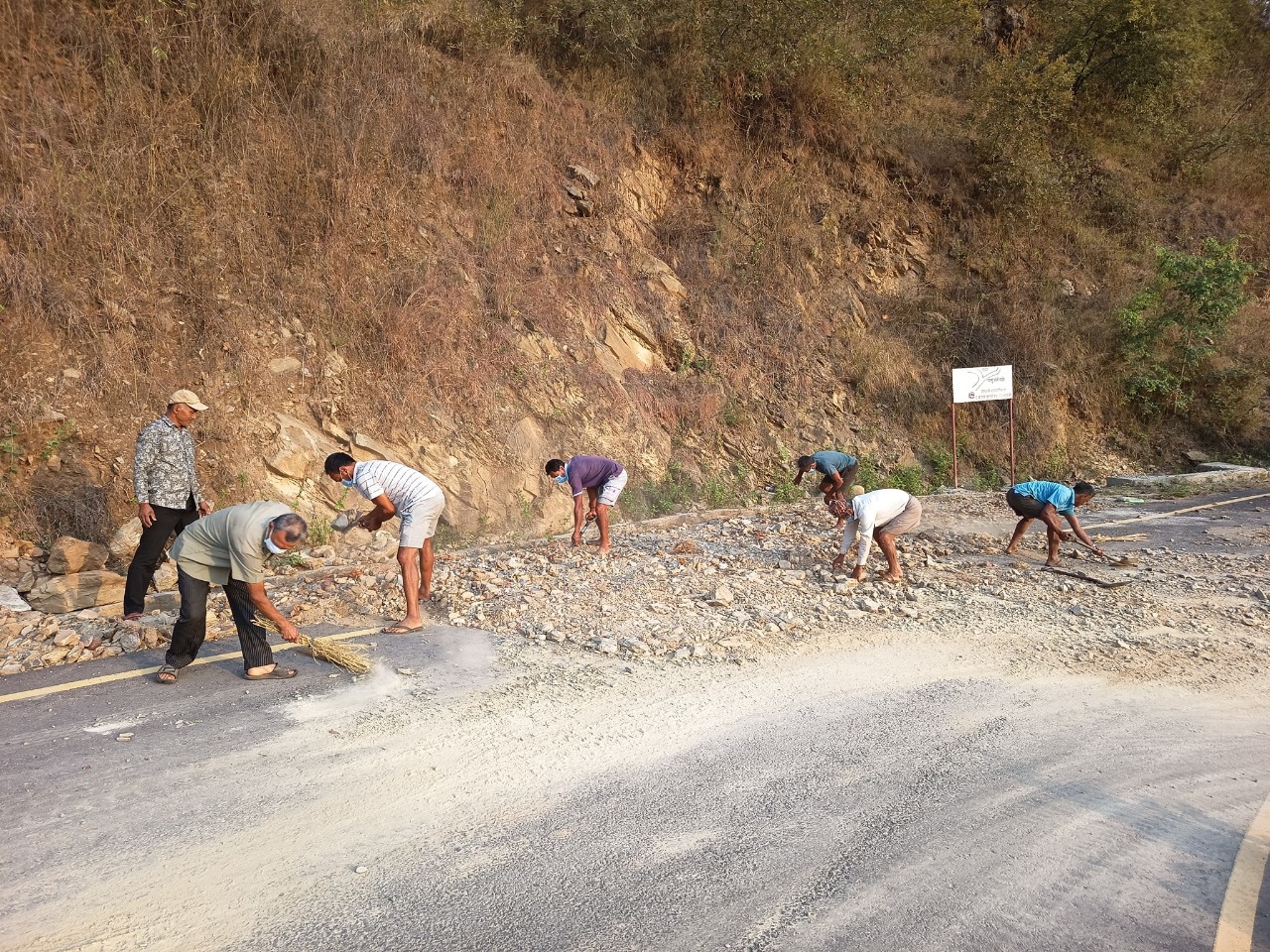 निर्माण व्यवसायीले बेवास्ता गरेपछि स्थानीय आफैँ जुटे सडक जोगाउन